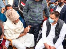 रूपेश सिंह के परिवार से मिले तेजस्वी यादव, कोर्ट की निगरानी में सीबीआई जांच की मांग की