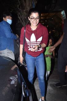 जुहू पहुंचीं 'नेशनल क्रश' Rashmika Mandanna को बच्चों ने घेरा, साथ खिंचवाई तस्वीर, तो बांद्रा के सलून में स्पॉट हुईं Nushrat Bharucha