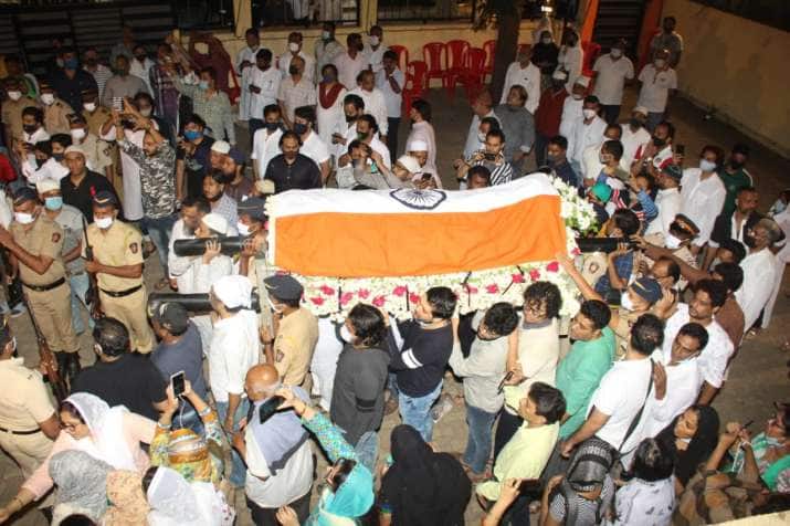 हिंदुस्तानी शास्त्रीय गायन के क्षेत्र में दुनिया भर में अपनी एक अलग पहचान बनाने वाले गुलाम मुस्तफा खान ने 'उमराव जान', 'आगमन', 'बस्ती', 'श्रीमान आशिक' जैसी फिल्मों में भी अपनी गायकी का नायाब अंदाज पेश किया था. उन्हें संगीत के क्षेत्र में 'जूनियर तानसेन' के नाम से भी बुलाया जाता था.