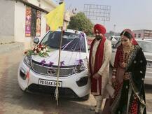 शादियों में चढ़ा किसान आंदोलन का रंग, किसान संगठन के झंडों के साथ बारात में पहुंचा दूल्हा