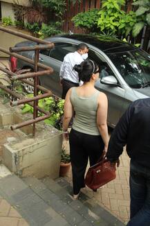 स्टाइल में आज घर से बाहर निकलीं करीना कपूर, फ्लॉन्ट किया बेबी बंप, देखें तस्वीरें