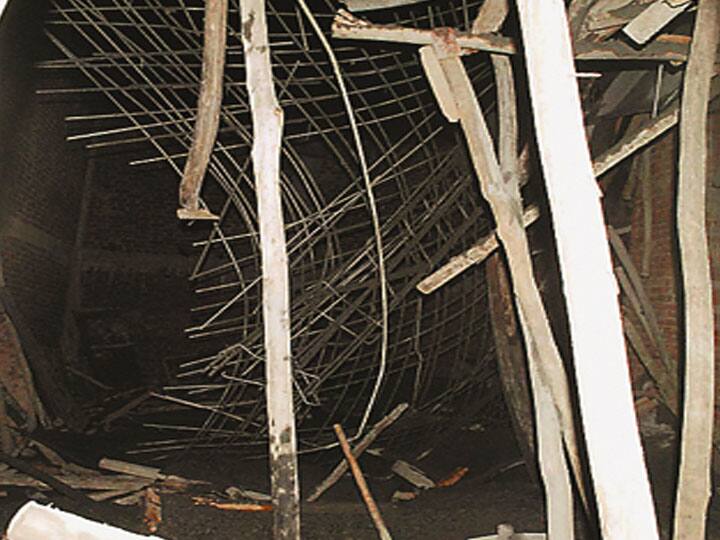 पूर्व माध्यमिक विद्यालय में सटरिंग खोलते ही गिरा लेंटर, सच जानने पहुंची एबीपी गंगा की टीम के साथ की गई बदसलूकी secondary school lanter fell while opening suturing in meerut uttar pradesh ann पूर्व माध्यमिक विद्यालय में सटरिंग खोलते ही गिरा लेंटर, सच जानने पहुंची एबीपी गंगा की टीम के साथ की गई बदसलूकी