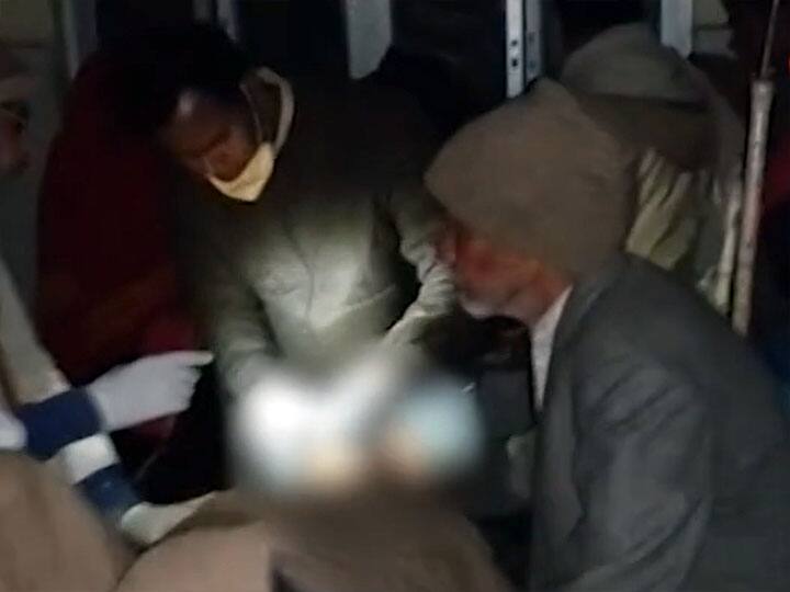 Doctors gave stitches to a patient under emergency light at Govt Hospital in Ballia बलिया जिला अस्पताल का कारनामा, चली गई बिजली तो इमरजेंसी लाइट में मरीज को लगा दिया टांका