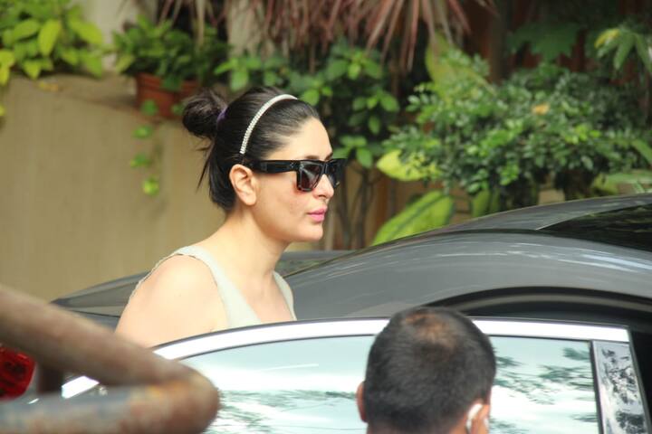 काफी समय से वो केवल लॉन्ग कुर्ती, फॉक या फिर एथनिक वियर में ही ज्यादा नज़र आती थीं लेकिन अब प्रेग्नेंसी के दौरान करीना पहली बार स्लीवलेस टॉप और पैंट में नज़र आई हैं.