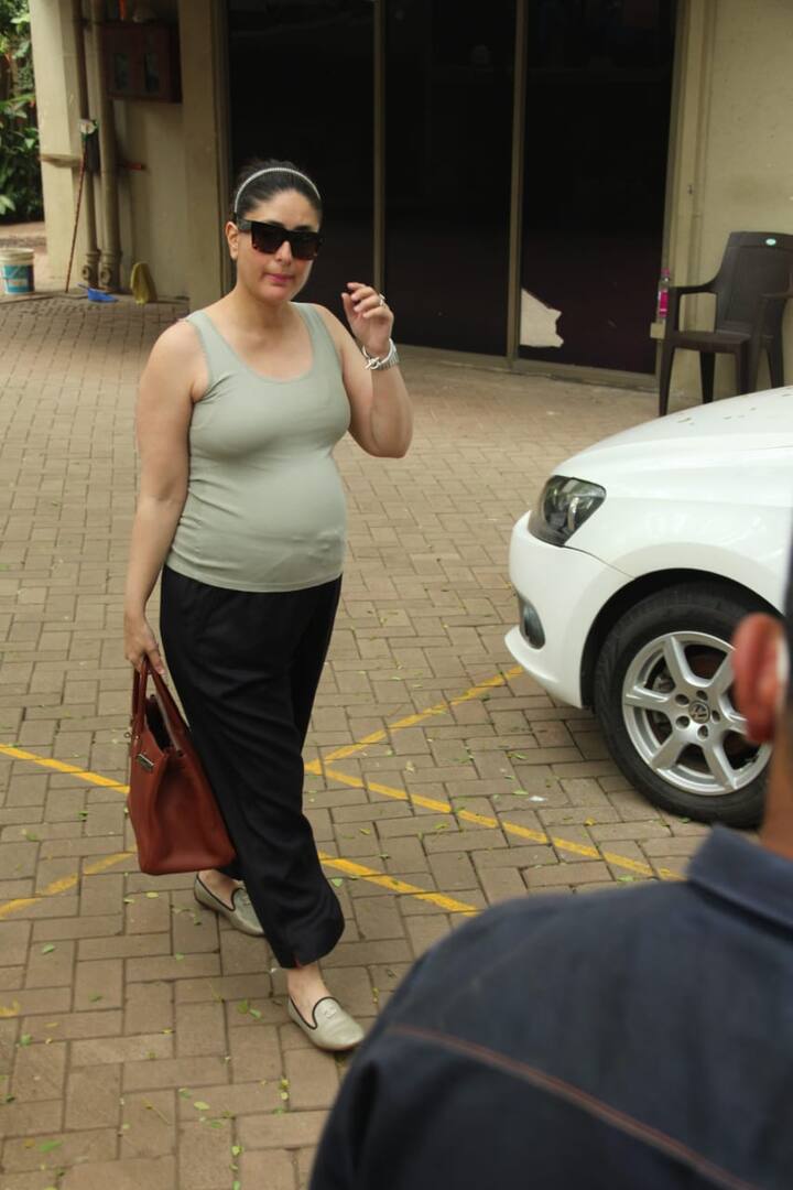 आज उन्हें बांद्रा में स्पॉट किया गया जहां उन्होंने ब्लैक पैंट और लाइट ग्रे स्लीवलेस टॉप पहना था. साथ ही आरामदायक लोफर्स ताकि उन्हें चलने में किसी तरह की कोई परेशानी न हो. आपको बता दें कि करीना ने जो लोफर्स पहने थे उनकी कीमत तकरीबन 18 हज़ार है.