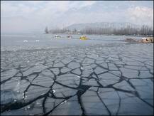 बीच रास्ते में ही मासूम की अपने पिता के कंधे पर थम गईं सांसे, कश्मीर में सर्दी का कहर
