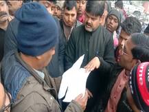 मुआवजा दिए बगैर ही कारोबारियों को थमा दिया मकान गिराने का नोटिस, नाराज लोगों ने किया एसडीएम का घेराव