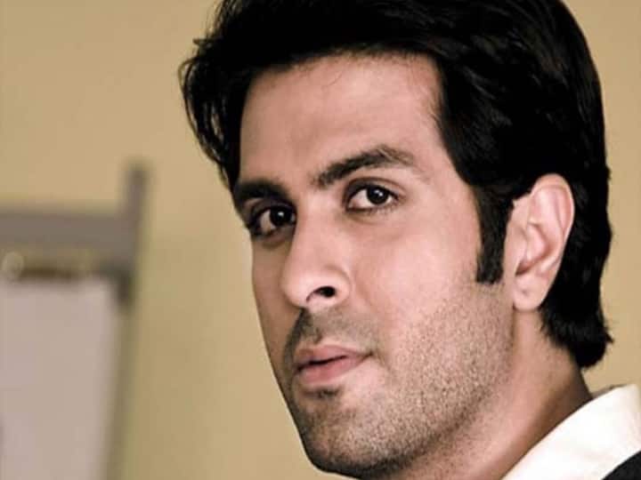 हरमन फिल्म निर्माता हैरी बावेजा के बेटे हैं और वो अपने जमाने में बेहद हैंडसम हुआ करते थे. उस दौर में हरमन बावेजा के लुक्स पर हर लड़की उनपर जान छिड़कती थी. हरमन बावेजा अपने लुक्स से हर किसी को दीवाना बना देते थे.