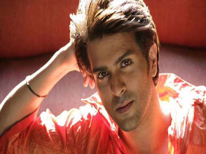 बॉलीवुड एक्टर हरमन बावेजा (Harman Baweja) अपनी मंगेतर साशा रामचंदानी से मार्च में शादी करने जा रहे हैं. आपको बता दें, हरमन और साशा ने पिछले साल 2020 में चंडीगढ़ में दोनों ने सगाई की थी. दोनों की सगाई की फोटोज सोशल मीडिया पर जमकर वायरल हुई थी.