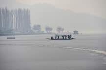 Photos: कश्मीर में बर्फ बनी डल झील, पाइपों में भी जम गया पानी, सर्दी ने 30 सालों का तोड़ा रिकॉर्ड