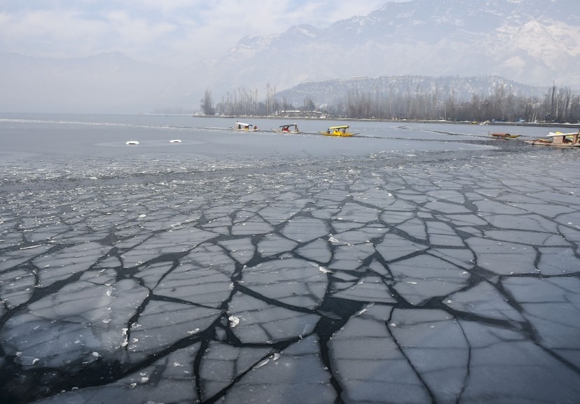 Photos: Kashmirs Beautiful Dal Lake Freezes, Srinagar Records Coldest ...