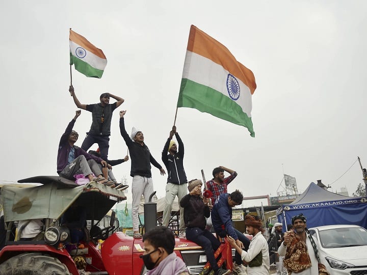 Farmers Protest: रैली के लिए सिंघु बॉर्डर पहुंचे हजारों ट्रैक्टर, रोड मैप तैयार, 100 KM का तय करेंगे रास्ता Farmers tractor rally on January 26 thousands of tractors arrived at the Singhu border ann Farmers Protest: रैली के लिए सिंघु बॉर्डर पहुंचे हजारों ट्रैक्टर, रोड मैप तैयार, 100 KM का तय करेंगे रास्ता