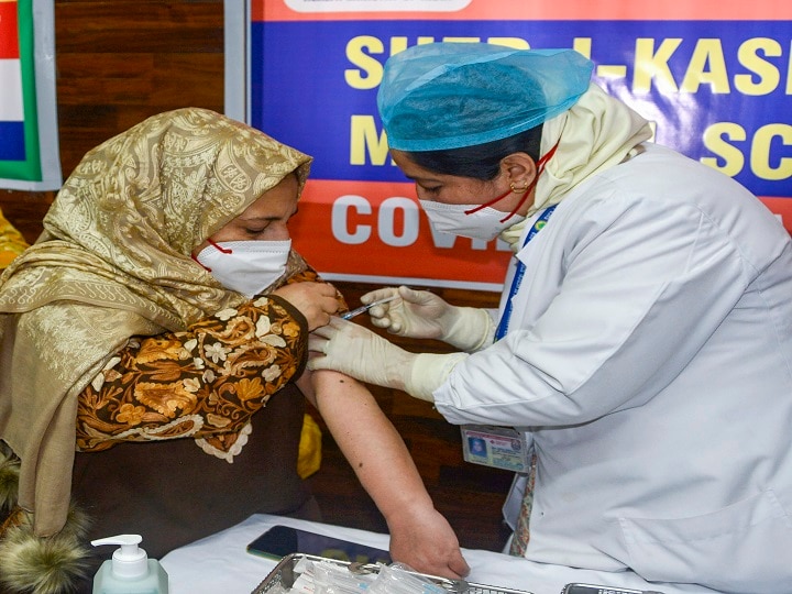 gandhinagar gujarat vijay rupani government declare corona vaccine rate in private hospitals corona vaccinations गुजरातः निजी अस्पताल में मिलेगी कोरोना वैक्सीन, देने होंगे इतने चार्ज