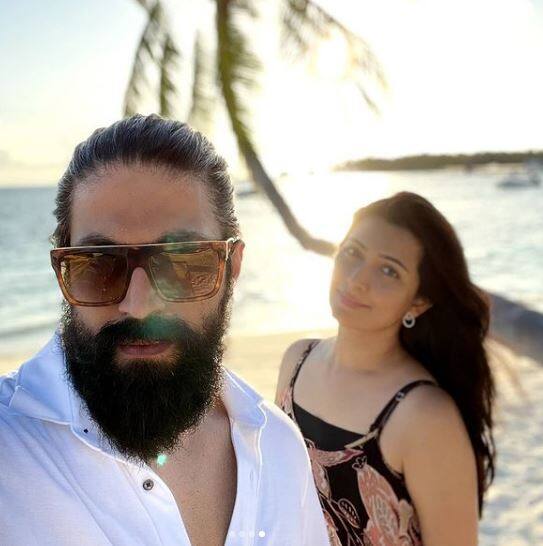 यश ने मालदीव के बीच पर पत्नी राधिका के साथ भी काफी दिलकश अंदाज में फोटो क्लिक करवाई और सोशल मीडिया पर शेयर की. उनकी इस फोटो को फैंस काफी पसंद कर रहे हैं. 