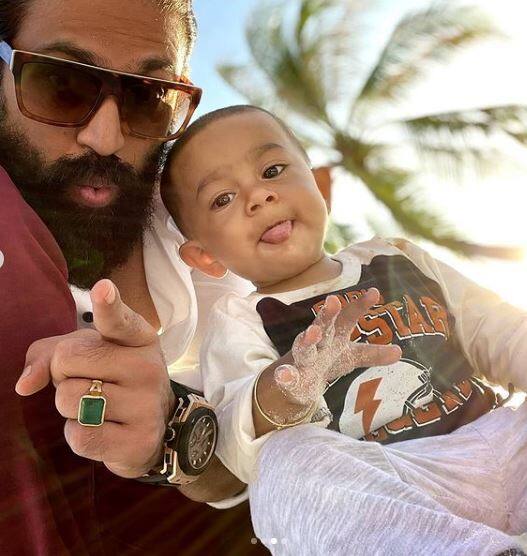 केजीएफ स्टार ने अपने प्यारे से बेटे यथर्व के साथ भी समंदर के किनारे खूब मस्ती की. 