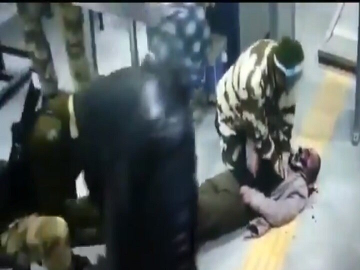 viral video cctv footage of cisf jawan faint paassenger in metro बेहोश यात्री के लिए भगवान बनकार आया CISF का जवान, देखें वीडियो कैसे बचाई जान