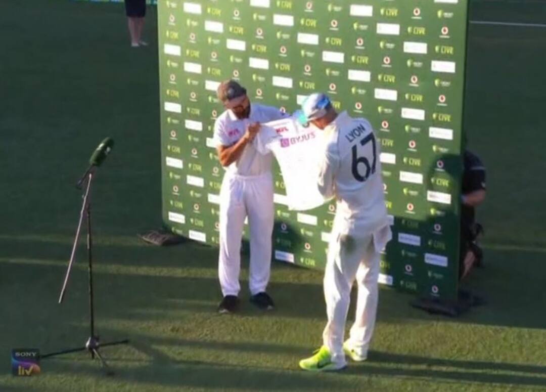 मैच के बाद रहाणे ने जीता दिल, 100वां टेस्ट खेलने वाले नेथन लायन को दी टीम इंडिया की जर्सी Ajinkya Rahane gave India jersey to Nathan Lyon on his 100th Test मैच के बाद रहाणे ने जीता दिल, 100वां टेस्ट खेलने वाले नेथन लायन को दी टीम इंडिया की जर्सी