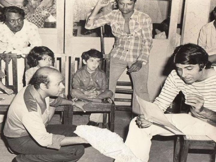 Amitabh Bachchan shared a throwback picture with today's superstar on social media, who can identify who this star is अमिताभ बच्चन ने सोशल मीडिया पर शेयर की आज के सुपरस्टार के साथ थ्रो बैक तस्वीर, पहचान सकते हैं कौन है ये स्टार
