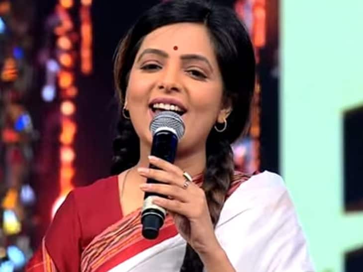 when sugandha mishra mimicked lata mangeshkar at an award show जब Lata Mangeshkar बनकर Sugandha Mishra ने नए गानों की खोल दी पोल, खूब देखा गया ये वीडियो