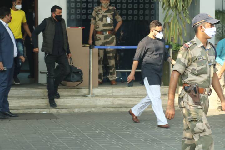 वहीं इस वेब सीरीज़ के विवादों में आने के बाद पहली बार सैफ अली खान(Saif Ali Khan) स्पॉट हुए वो भी प्राइवेट एयरपोर्ट पर. इस दौरान वो ब्लैक एंड व्हाइट कुर्ते पाजामे में नज़र आए. उन्होंने मुंह पर मास्क लगाया हुआ था.