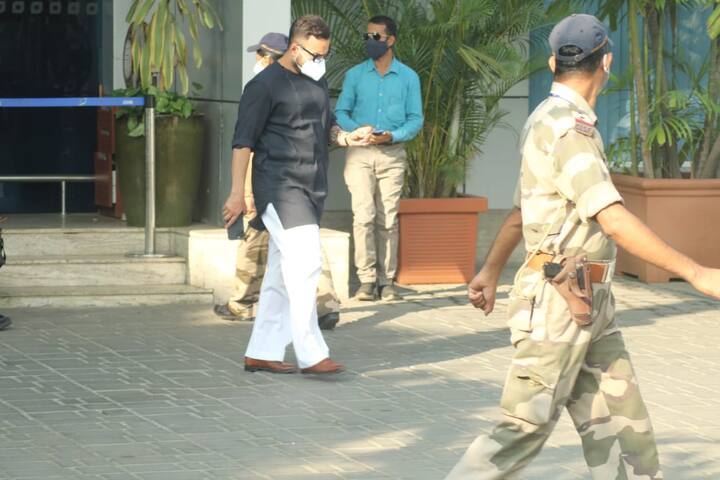 इस दौरान उन्होंने मीडिया से दूरी बनाए रखी और न ही कोई बात की. यहां तक की उन्होंने मीडिया के कैमरों की तरफ देखा तक नहीं.