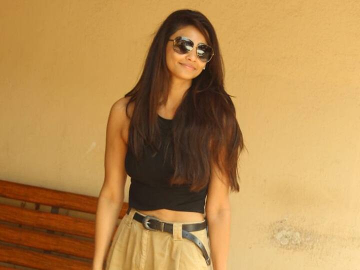 डेजी शाह अपने ग्लैमरस अंदाज से सभी के दिलों में आज भी राज करती हैं. डेजी शाह एक फिटनेस फ्रीक और एक डांसर हैं जो हमेशा फिट रहती हैं. हाल ही में डेजी शाह मुंबई में अपने जिम के बाहर स्पॉट हुई. डेजी शाह ने अपने सेफ्टी के लिए काले रगं का मास्क भी पहना हुआ है.