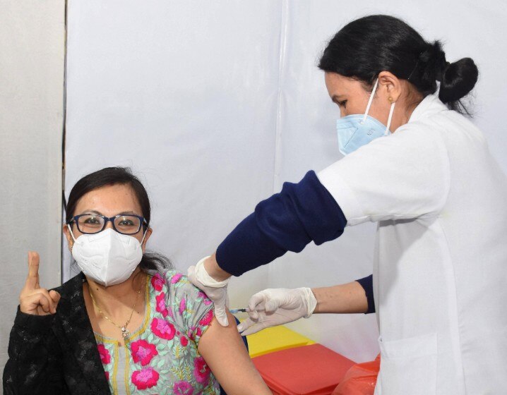 Corona Vaccine: अबतक 6 लाख 31 हजार 417 हैल्थ केयर वर्कर्स को लगा टीका, कर्नाटक में सबसे ज्यादा Corona Vaccine: 631417 key workers receive Covid vaccine on day 4 ANN Corona Vaccine: अबतक 6 लाख 31 हजार 417 हैल्थ केयर वर्कर्स को लगा टीका, कर्नाटक में सबसे ज्यादा