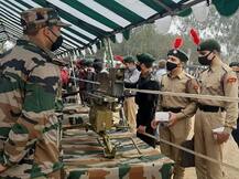 मेरठ: सेना के हथियारों की प्रदर्शनी देखने पहुंचे एनसीसी छात्र, बोले- आर्मी में जाना है सपना
