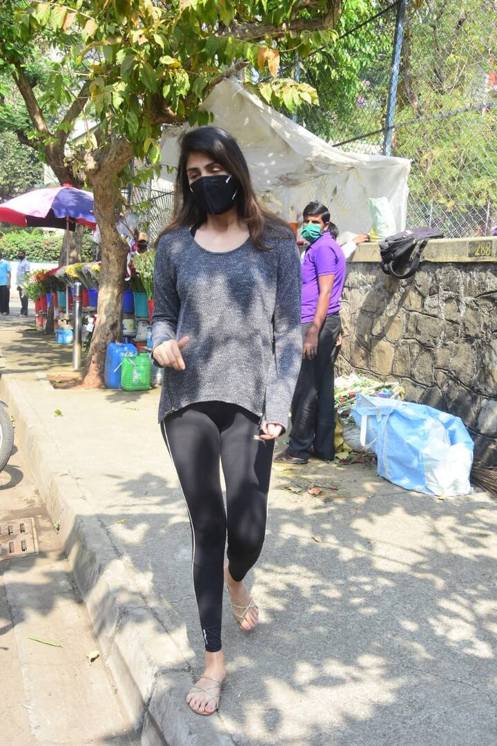 यहां पर एक शख्स ने रिया से सवाल भी किया कि आपके लिए ये बहुत भयावह होगा कि हर समय लोग आपका पीछा करते रहते हैं. इस पर रिया ने हां में जवाब भी दिया.