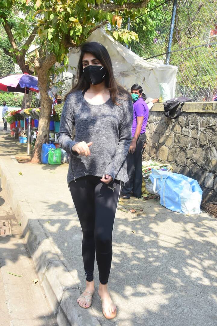 आपको बता दें कि जून 2020 में बॉलीवुड एक्टर सुशांत सिंह राजपूत ने सुसाइड कर लिया था. उस वक्त रिया के साथ उनके डेटिंग की खबरें थी. सुसाइड के बाद रिया पर सुशांत के परिवार ने एफआईआर दर्ज कराया था.