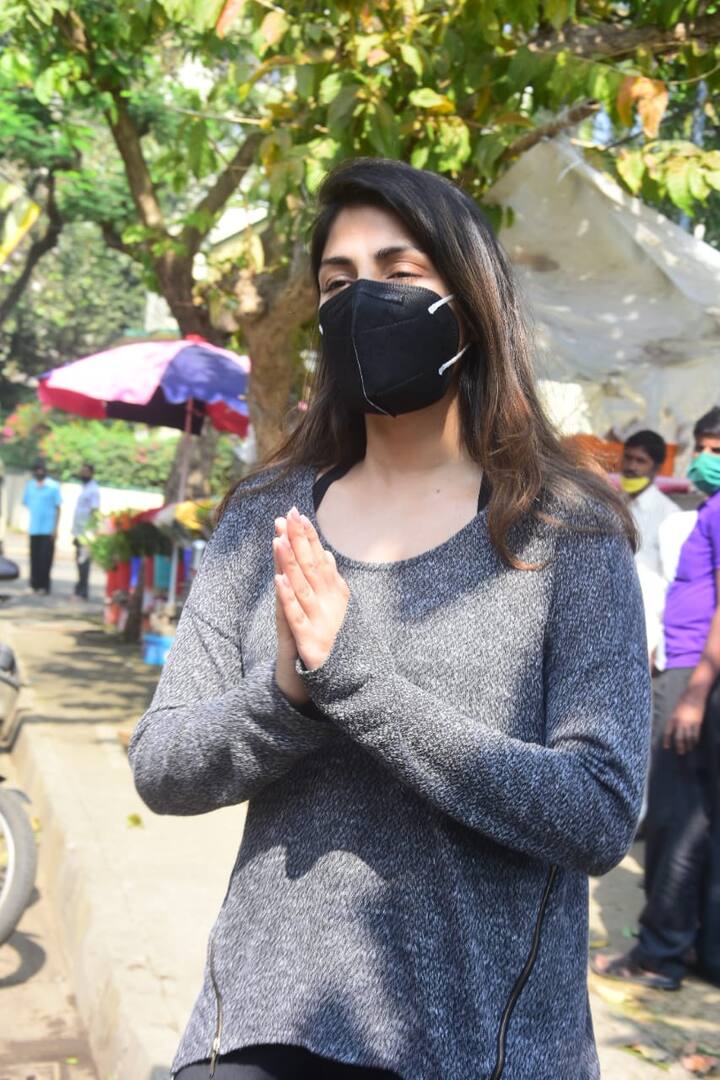 सुशांत सिंह की बर्थ एनिवर्सरी के लिए रिया बांद्रा में फूल खरीदने पहुंचीं थीं. यहां फोटोग्राफर्स ने तस्वीरें क्लिक करके लिए उनका पीछा किया तो अभिनेत्री ने हाथ जोड़ते हुए ऐसा करने से मना किया.