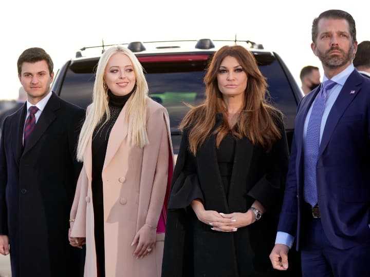 इस तस्वीर में डोनाल्ड ट्रंप जूनियर और उनकी गर्लफ्रेंड किंबर्ली गुइलफॉयल (दाएं) दिख रहे हैं.