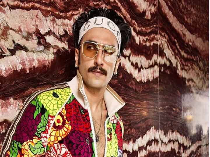 रणवीर लेटेस्ट फोटोशूट में मल्टीीकलर की जैकेट और वेलवेट मरून पैंट्स में दिख रहे हैं. एक्टर ने सिर पर Gucci की हेयरबैंड और येलो ग्लासेज पहने हैं. इंस्टा्ग्राम पर इन फोटोज को शेयर करते हुए उन्हों ने कैप्शतन दिया है- 'गुलदस्ता‍ फ्लेक्स '. रणवीर का यह लुक गुलदस्तेन से काफी मिलता-जुलता दिख रहा है. रणवीर के इस लुक पर करण जौहर समेत बॉलीवुड से जुड़े कई लोगों ने कमेंट किया है. 