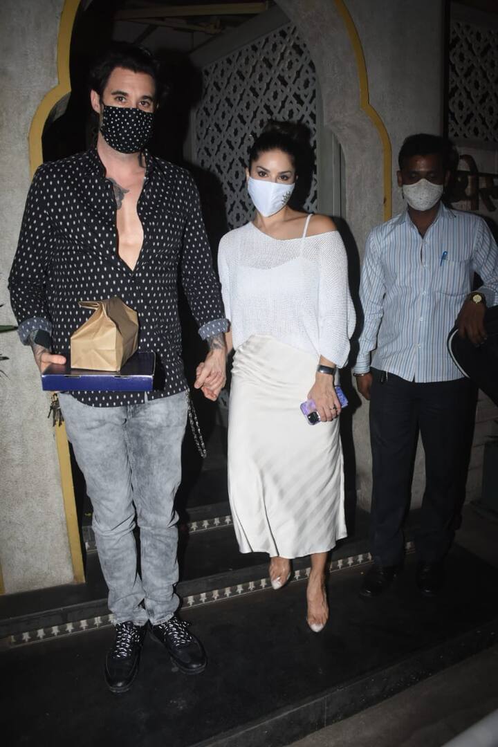 ये दोनों सितारे कल रात डिनर के लिए घर से निकल थे. रेस्टोरेंट से बाहर निकलते समय उन्हें क्लिक किया गया.