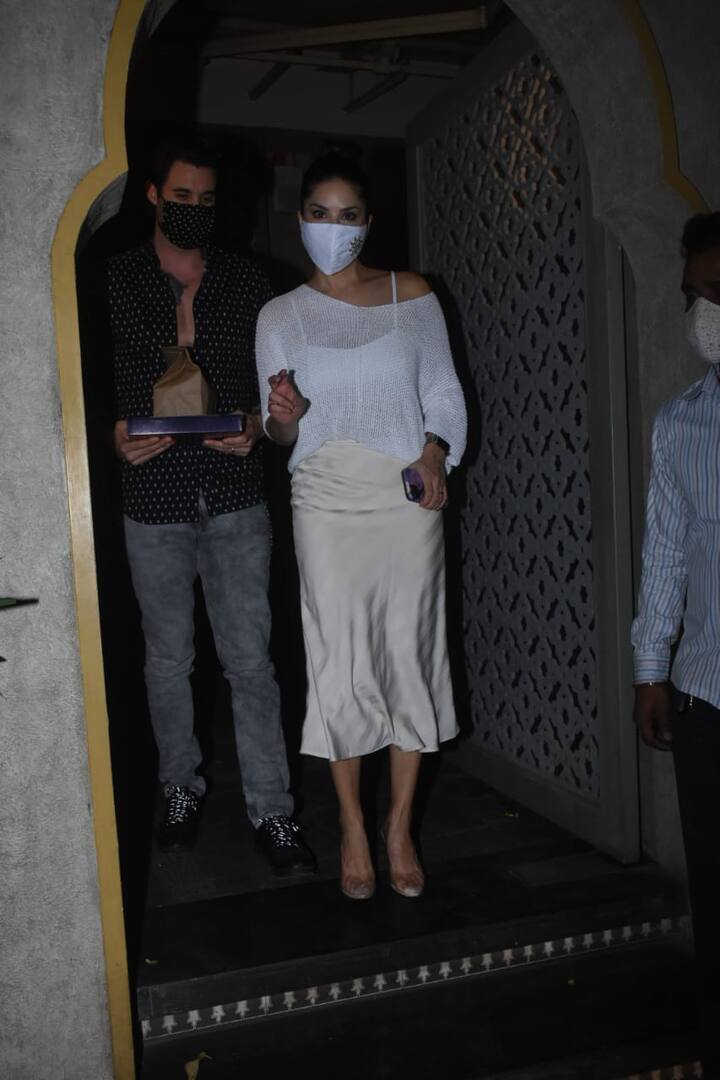 वही डेनियल ब्लैक शर्ट और जिंस पहने हुए थे. दोनों ने जब पैपराजी को देखा तो साथ-साथ पोज भी दिया.