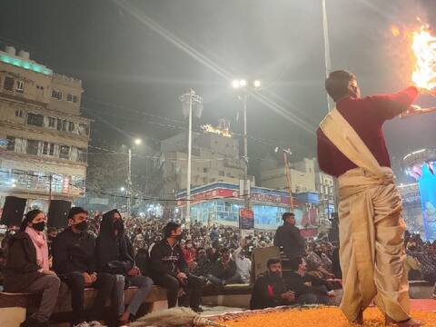 वाराणसी: मास्क और शॉल ओढ़े गंगा आरती में शामिल हुए शिखर धवन, प्रशंसकों ने दी जीत की बधाई वाराणसी: मास्क और शॉल ओढ़े गंगा आरती में शामिल हुए शिखर धवन, प्रशंसकों ने दी जीत की बधाई