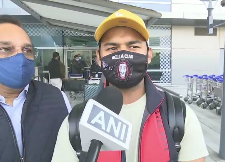 रिषभ पंत दिल्ली पहुंचे, उन्होंने कहा कि मैं बहुत खुश हूं कि हम ट्रॉफी अपने पास रखने में कामयाब रहे. हम जिस तरह से सीरीज में खेले उससे पूरी टीम बहुत खुश है.