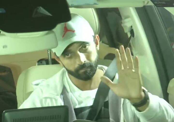 ऑस्ट्रेलिया में इतिहास रचने के बाद टीम इंडिया के सितारों की स्वदेश वापसी हो गई है. टीम के खिलाड़ी आज मुंबई एयरपोर्ट पहुंचे. इसमें सीरीज में कप्तान रहे अजिंक्य रहाणे, पृथ्वी शॉ, रोहित शर्मा और कोच रवि शास्त्री शामिल रहे.