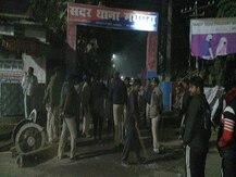 थाने पर हो रहा था पथराव, उसी वक्त हथियारबंद अपराधियों ने कर दी लाखों की लूट