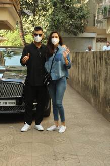 Virat-Anushka Clicked in Bandra: बेटी का चेकअप कराने पहुंचे विराट और अनुष्का, देखें पैरेंट्स बनने के बाद की पहली तस्वीरें