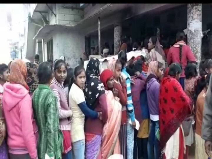 Munger Beti Bachao Beti Padhao Scheme Rumor thousands people gathered Post Office fill form ann 'बेटी बचाओ, बेटी पढ़ाओ' योजना से दो लाख मिलने की अफवाह, डाकघर में फॉर्म भरने के लिए उमड़ी हजारों की भीड़