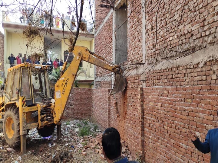 MDA bulldozer demolish Badan singh baddo kothi in Meerut ann मेरठ में ऑपरेशन क्लीन, माफिया बदन सिंह बद्दो की कोठी पर गरजे सरकारी बुलडोजर