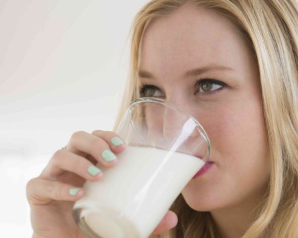 Health Tips: दूध में घी डालकर पीने के अचूक फायदे, नींद और पेट की समस्या हो जाएंगी गायब