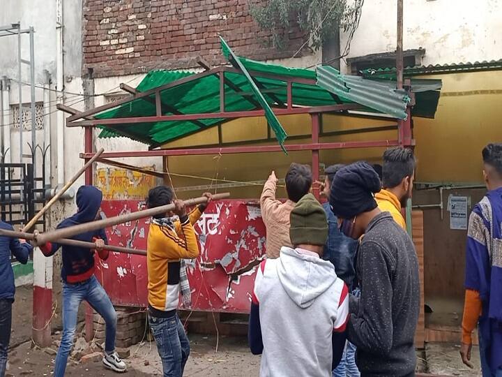 UP: धार्मिक स्थल के पास बने शौचालय में हुई तोड़फोड़, 25 लोगों पर केस दर्ज UP: sabotage in a toilet near a religious place, Case filed against 25 people UP: धार्मिक स्थल के पास बने शौचालय में हुई तोड़फोड़, 25 लोगों पर केस दर्ज