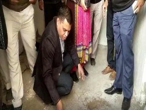 औरेया में डीएम की कार्रवाई से ठेकेदारों में हड़कंप, दो पर एफआईआर दर्ज औरेया में डीएम की कार्रवाई से ठेकेदारों में हड़कंप, दो पर एफआईआर दर्ज