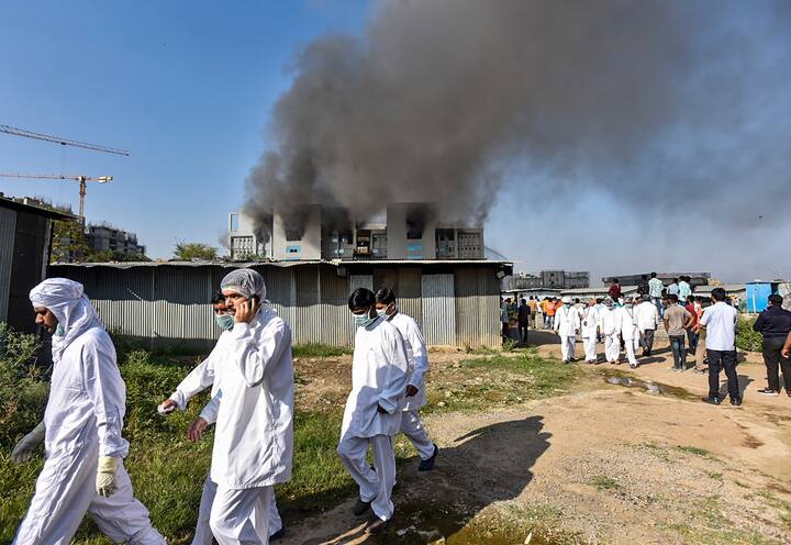 महाराष्ट्र के उपमुख्यमंत्री अजित पवार ने कहा कि राज्य सरकार ने घटना की जांच के आदेश दे दिये हैं. पवार ने कहा, 'मैंने पुणे नगर निगम से घटना के बारे में जानकारी ली है और इस घटना की विस्तृत जांच करने का निर्देश दिया गया है.' मुख्यमंत्री उद्धव ठाकरे ने पत्रकारों से कहा कि प्रारंभिक जानकारी के अनुसार बिजली संबंधी खामी के चलते आग लगी. उन्होंने कहा कि प्रारंभिक जानकारी के अनुसार, आग वहां नहीं लगी जहां कोविड-19 टीकों का निर्माण किया जा रहा है बल्कि उस इकाई में लगी है जहां बीसीजी टीके बनाए जा रहे हैं.