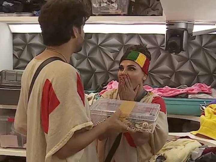 Bigg Boss 14: राखी सावंत को विकास गुप्ता ने तोहफे में दी ऐसी चीज, हैरान हो गईं एक्ट्रेस, देखिए वीडियो Bigg Boss 14 Vikas Gupta give gift jewelry to Rakhi Sawant emotional Bigg Boss 14: राखी सावंत को विकास गुप्ता ने तोहफे में दी ऐसी चीज, हैरान हो गईं एक्ट्रेस, देखिए वीडियो