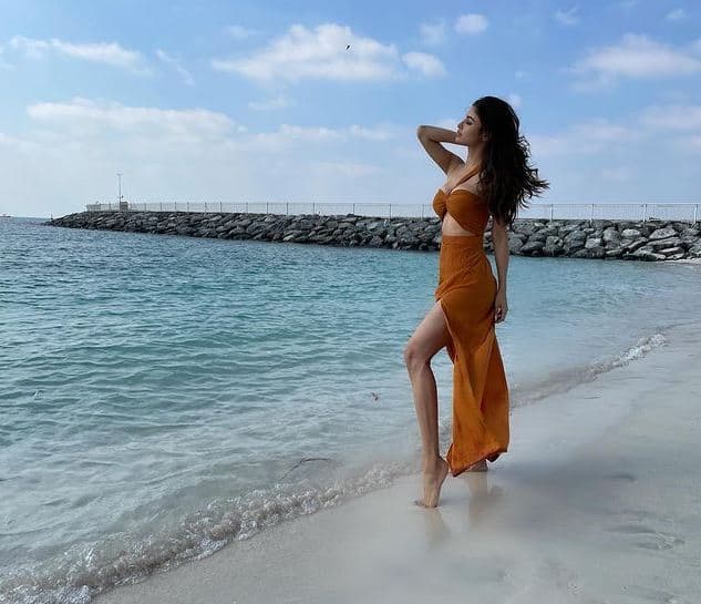 मौनी रॉय(Mouni Roy) की अदाओं के बारे मे क्या कहे. चाहे वो साड़ी में नज़र आएं या फिर दे रही हों पूल में बिकिनी पोज़. फैंस उनकी अदाओं पर मर मिटते हैं. और एक बार फिर उनकी खूबसूरती का जादू चल गया है. (Photo Credit - Instagram)