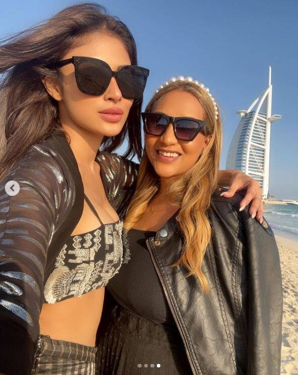 फैंस को अब मौनी की फिल्मों से ज्यादा उनकी शादी का काफी बेसब्री से इंतजार है. (Photo Credit: @imouniroy Instagarm)