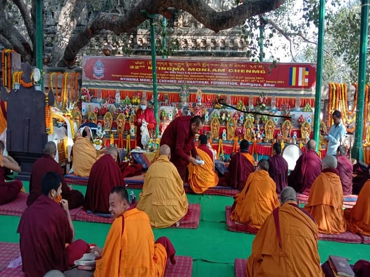 Coronavirus Special Worship Mahabodhi Temple Bodh Gaya Bihar ann कोरोना से मुक्ति और विश्वशांति के लिए महाबोधि मंदिर में चल रही है विशेष पूजा